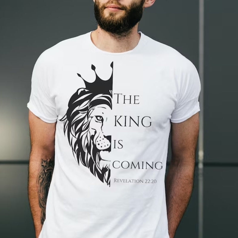 Бяла мъжка тениска с черен принт на лъв с корона и надпис The King is Coming Откровение 22:20